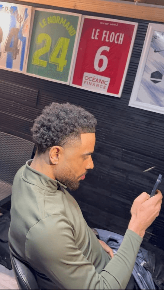 Coupe afro avec dégradé net sur les côtés