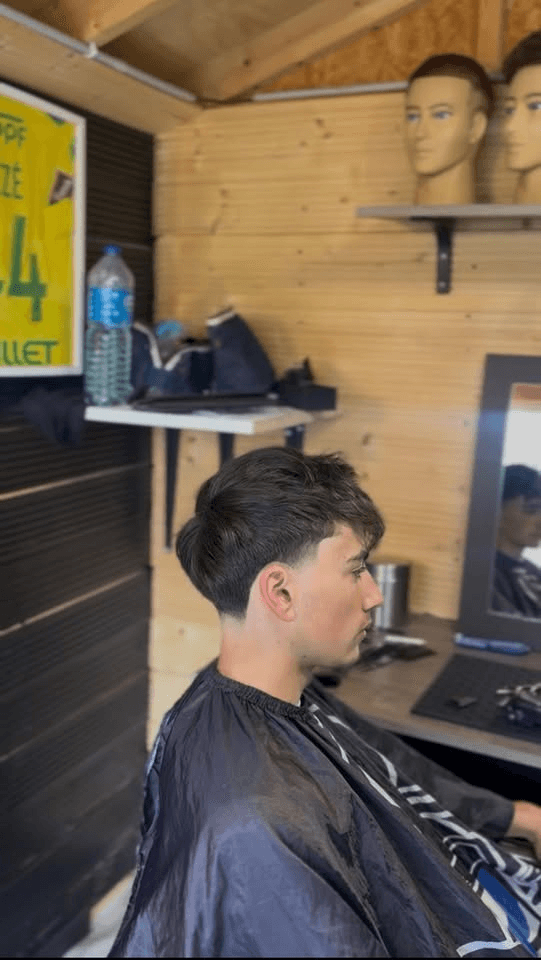 Coupe courte avec frange texturée et dégradé léger