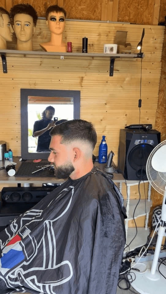 Coupe courte avec barbe taillée et dégradé progressif